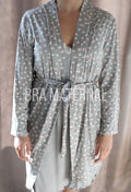 CONJUNTO CAMISOLA Y BATA GRIS CORAZONES